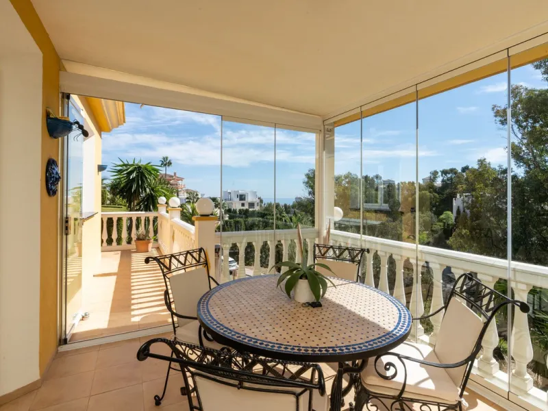 House - Detached Villa в продаже в Mijas, Málaga. В доме 3 спален и 3 ванных комнат. Площадь дома 200 м². Площадь участка 930 м²