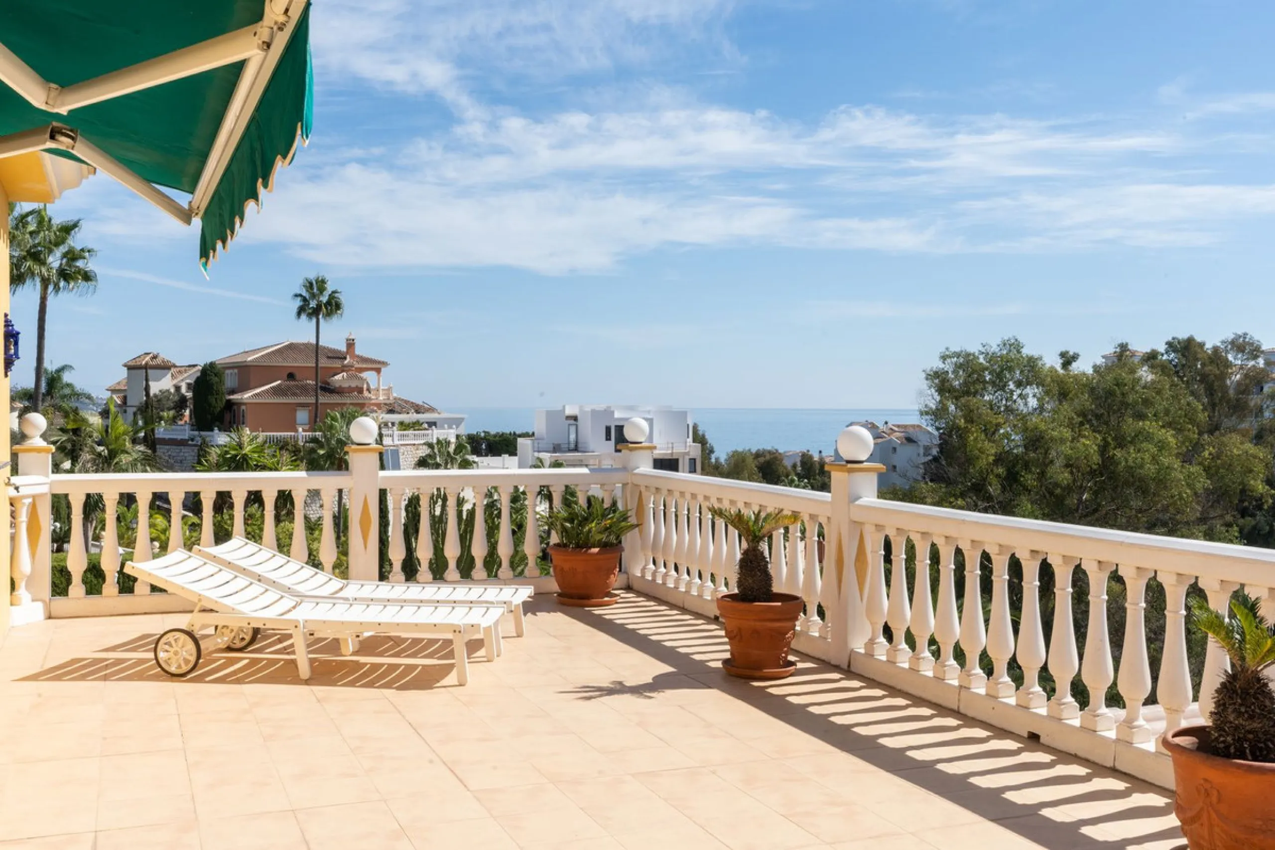 House - Detached Villa в продаже в Mijas, Málaga. В доме 3 спален и 3 ванных комнат. Площадь дома 200 м². Площадь участка 930 м²