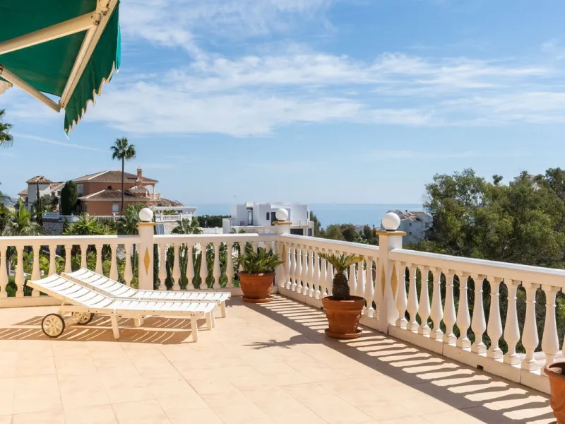 House - Detached Villa в продаже в Mijas, Málaga. В доме 3 спален и 3 ванных комнат. Площадь дома 200 м². Площадь участка 930 м²