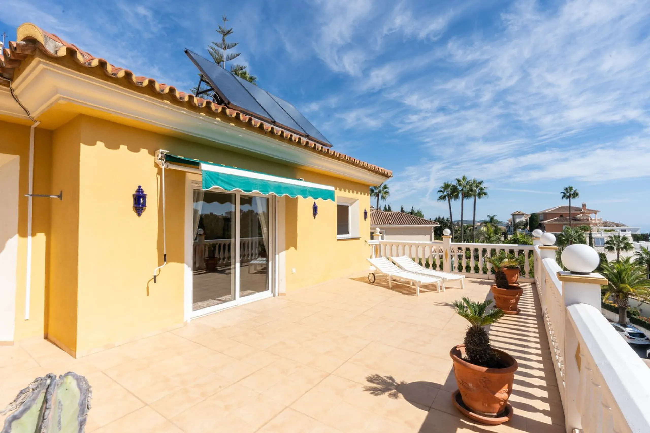 House - Detached Villa в продаже в Mijas, Málaga. В доме 3 спален и 3 ванных комнат. Площадь дома 200 м². Площадь участка 930 м²