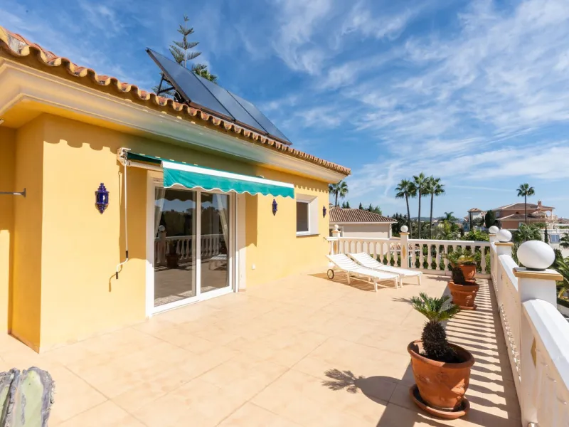 House - Detached Villa в продаже в Mijas, Málaga. В доме 3 спален и 3 ванных комнат. Площадь дома 200 м². Площадь участка 930 м²