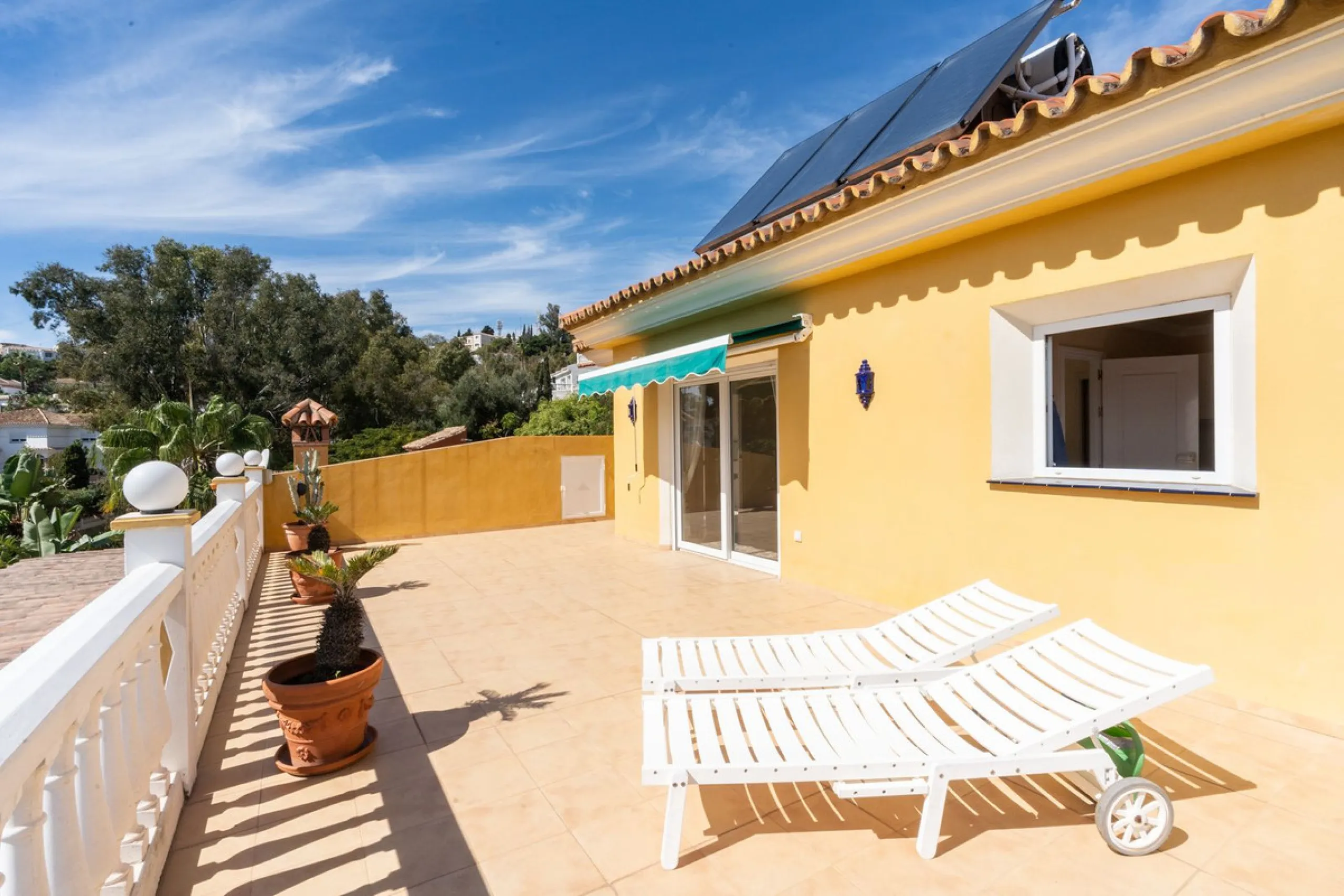 House - Detached Villa в продаже в Mijas, Málaga. В доме 3 спален и 3 ванных комнат. Площадь дома 200 м². Площадь участка 930 м²