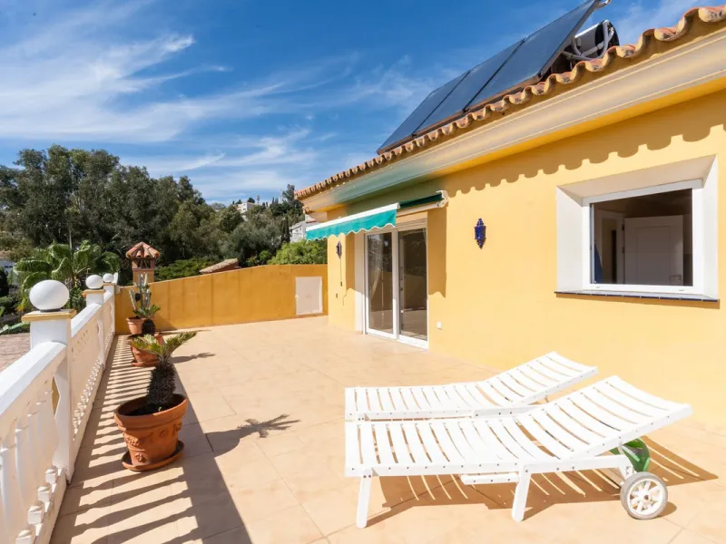 House - Detached Villa в продаже в Mijas, Málaga. В доме 3 спален и 3 ванных комнат. Площадь дома 200 м². Площадь участка 930 м²