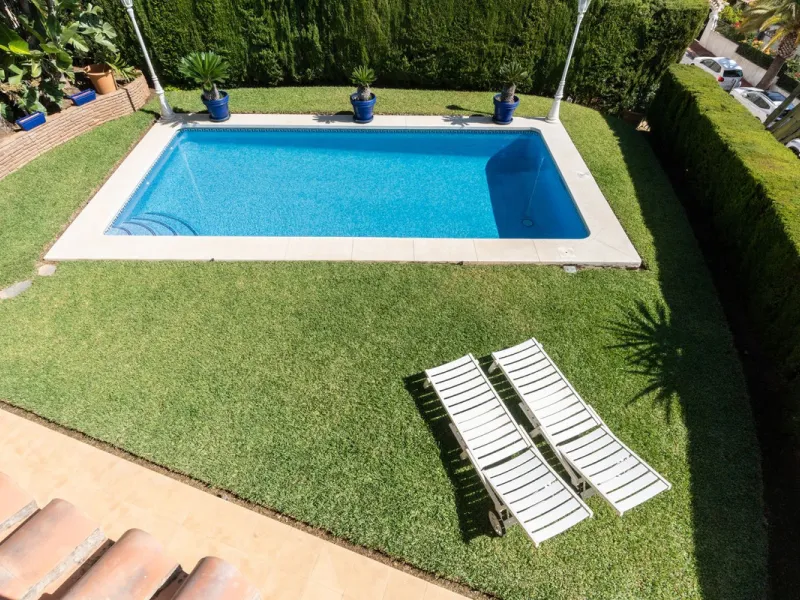 House - Detached Villa в продаже в Mijas, Málaga. В доме 3 спален и 3 ванных комнат. Площадь дома 200 м². Площадь участка 930 м²