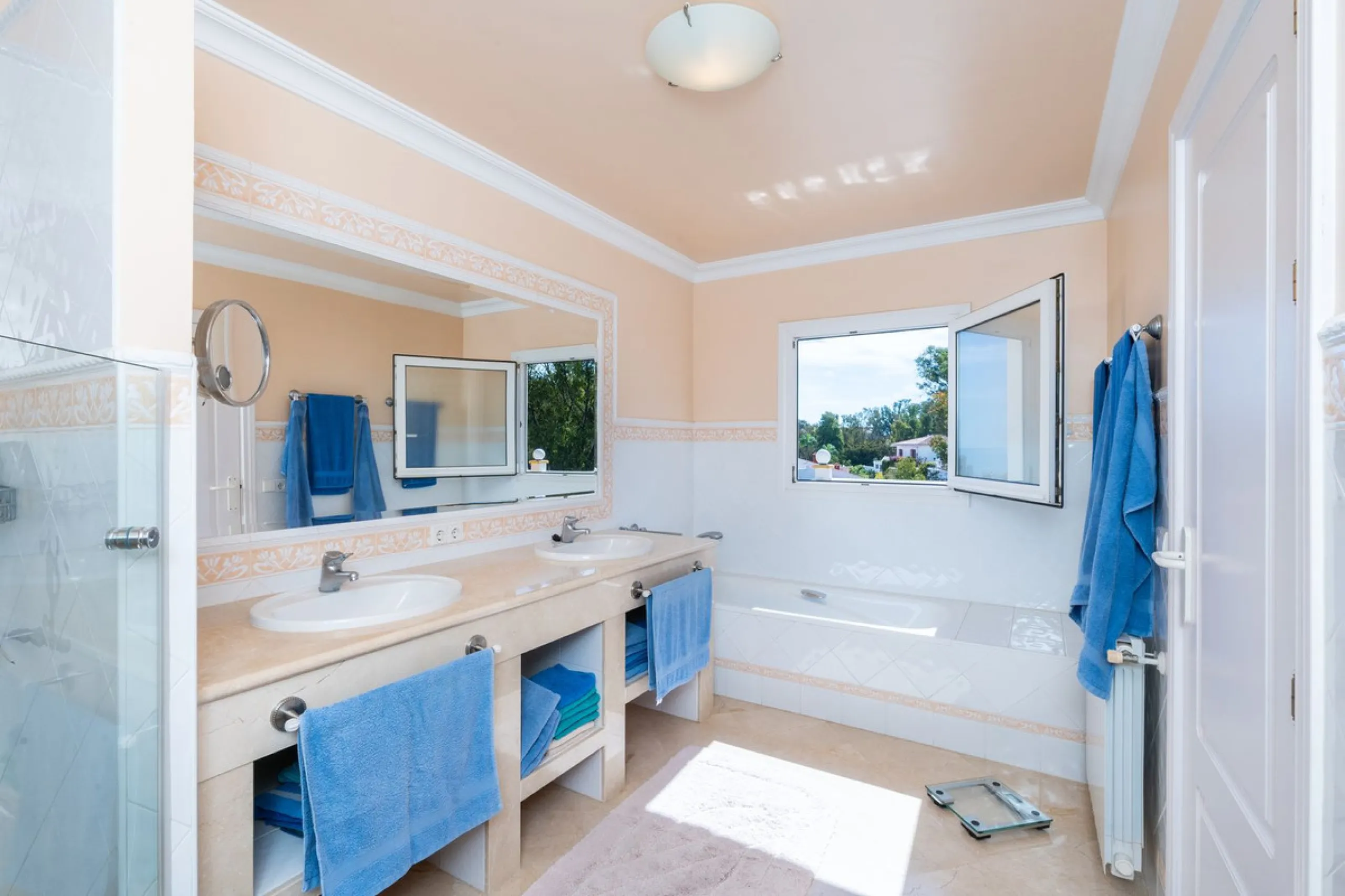 House - Detached Villa в продаже в Mijas, Málaga. В доме 3 спален и 3 ванных комнат. Площадь дома 200 м². Площадь участка 930 м²