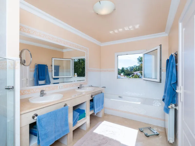 House - Detached Villa в продаже в Mijas, Málaga. В доме 3 спален и 3 ванных комнат. Площадь дома 200 м². Площадь участка 930 м²