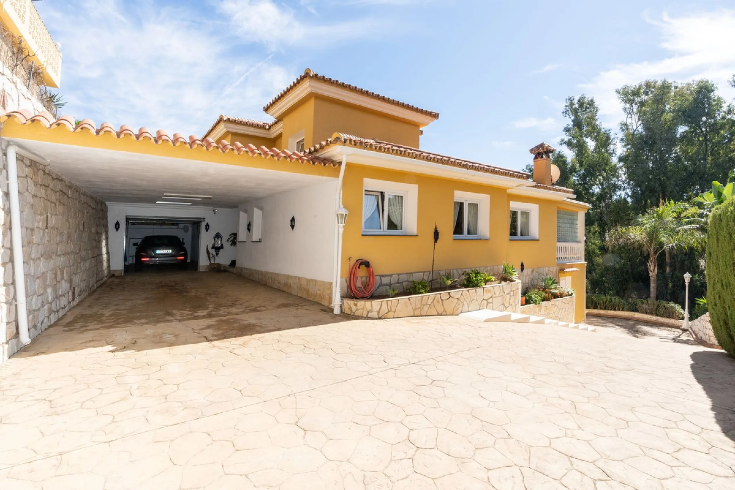 House - Detached Villa в продаже в Mijas, Málaga. В доме 3 спален и 3 ванных комнат. Площадь дома 200 м². Площадь участка 930 м²
