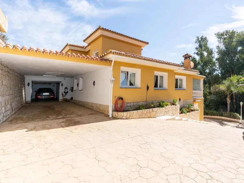 House - Detached Villa в продаже в Mijas, Málaga. В доме 3 спален и 3 ванных комнат. Площадь дома 200 м². Площадь участка 930 м²