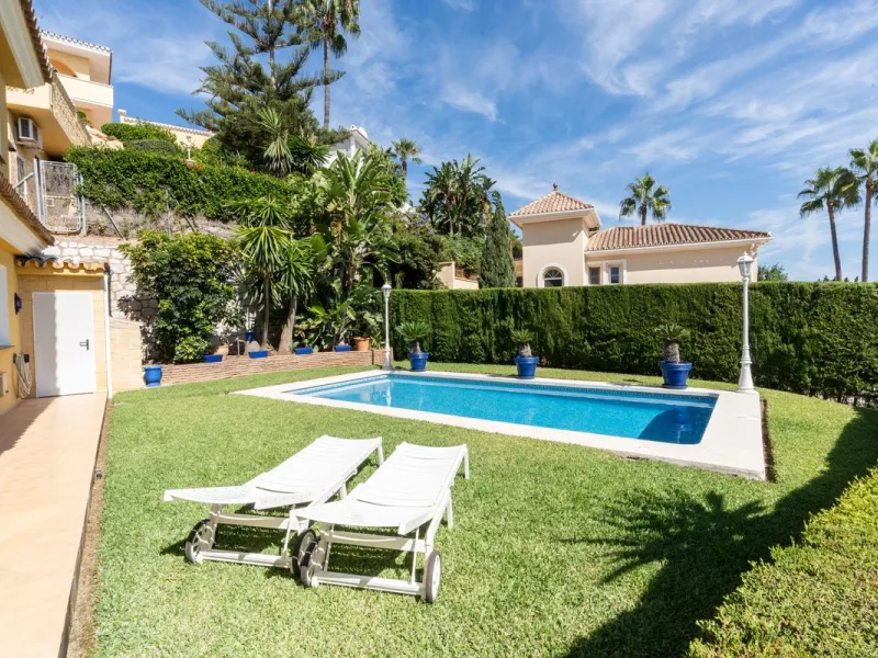 House - Detached Villa в продаже в Mijas, Málaga. В доме 3 спален и 3 ванных комнат. Площадь дома 200 м². Площадь участка 930 м²