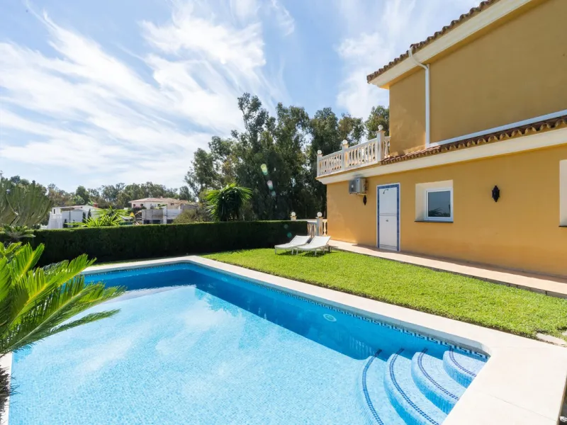 House - Detached Villa в продаже в Mijas, Málaga. В доме 3 спален и 3 ванных комнат. Площадь дома 200 м². Площадь участка 930 м²