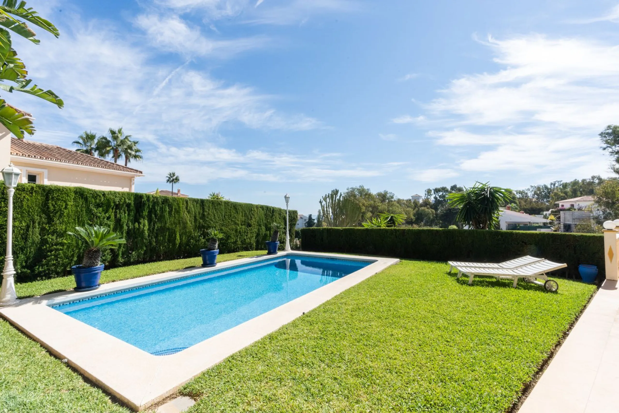 House - Detached Villa в продаже в Mijas, Málaga. В доме 3 спален и 3 ванных комнат. Площадь дома 200 м². Площадь участка 930 м²