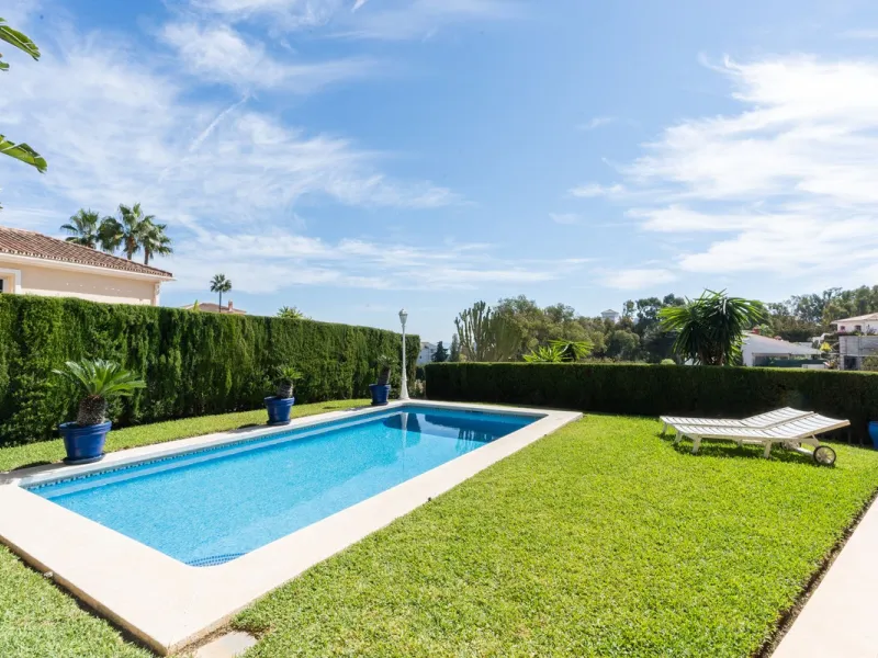 House - Detached Villa в продаже в Mijas, Málaga. В доме 3 спален и 3 ванных комнат. Площадь дома 200 м². Площадь участка 930 м²