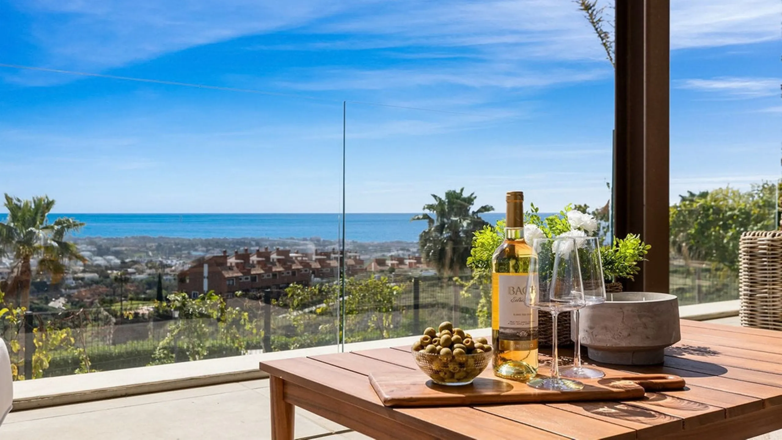 Contemporary villa with panoramic views of the Mediterranean and La Concha.