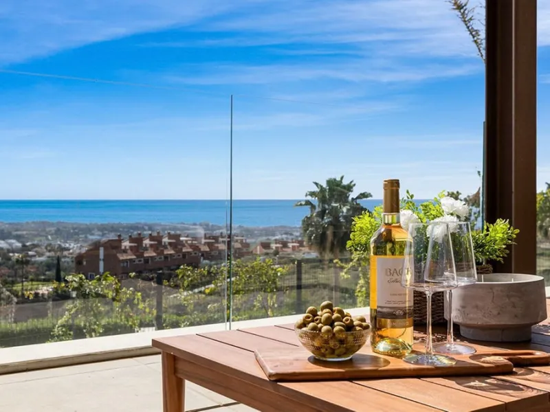 Contemporary villa with panoramic views of the Mediterranean and La Concha.