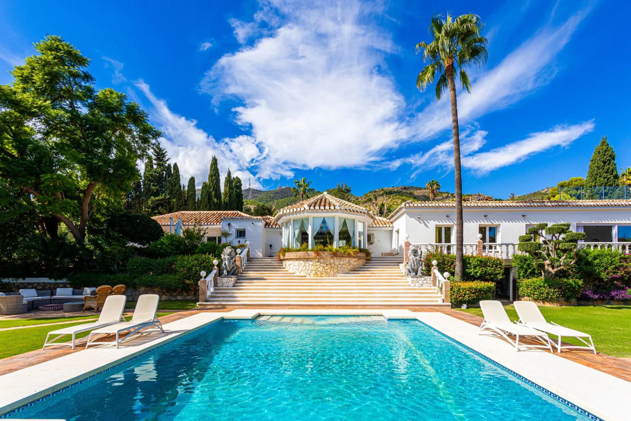 One Level Villa by world-famous architect Frank Lloyd Wright *. Ideal as a family home for  her, him and the children. The villa offers an incredible quality of life, plus a range of leisure, hobbies and sports all under one roof. Excellent location in a 