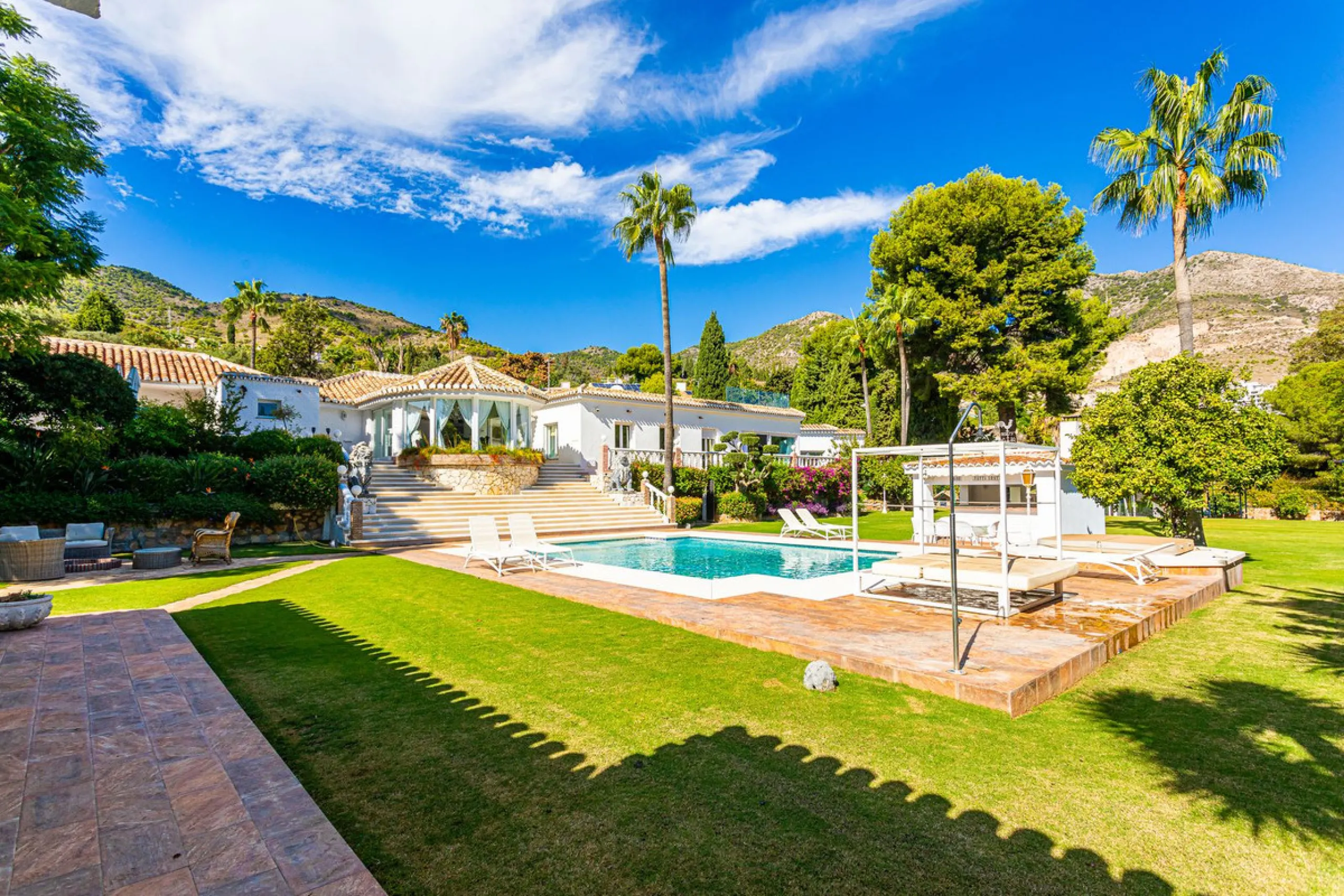One Level Villa by world-famous architect Frank Lloyd Wright *. Ideal as a family home for  her, him and the children. The villa offers an incredible quality of life, plus a range of leisure, hobbies and sports all under one roof. Excellent location in a 
