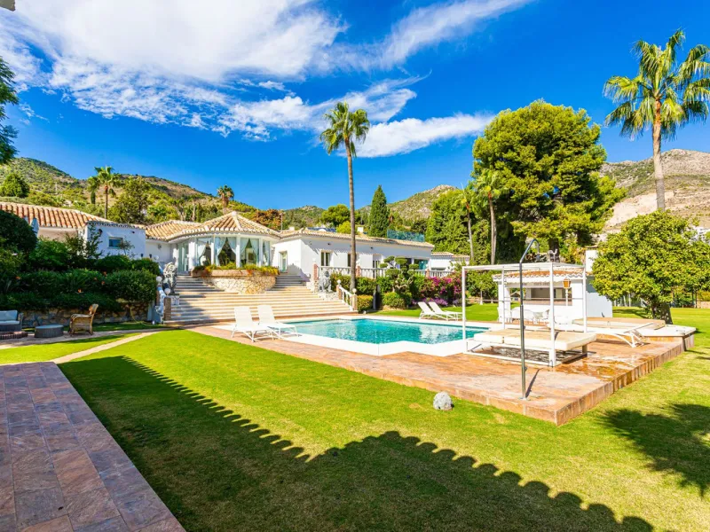 One Level Villa by world-famous architect Frank Lloyd Wright *. Ideal as a family home for  her, him and the children. The villa offers an incredible quality of life, plus a range of leisure, hobbies and sports all under one roof. Excellent location in a 