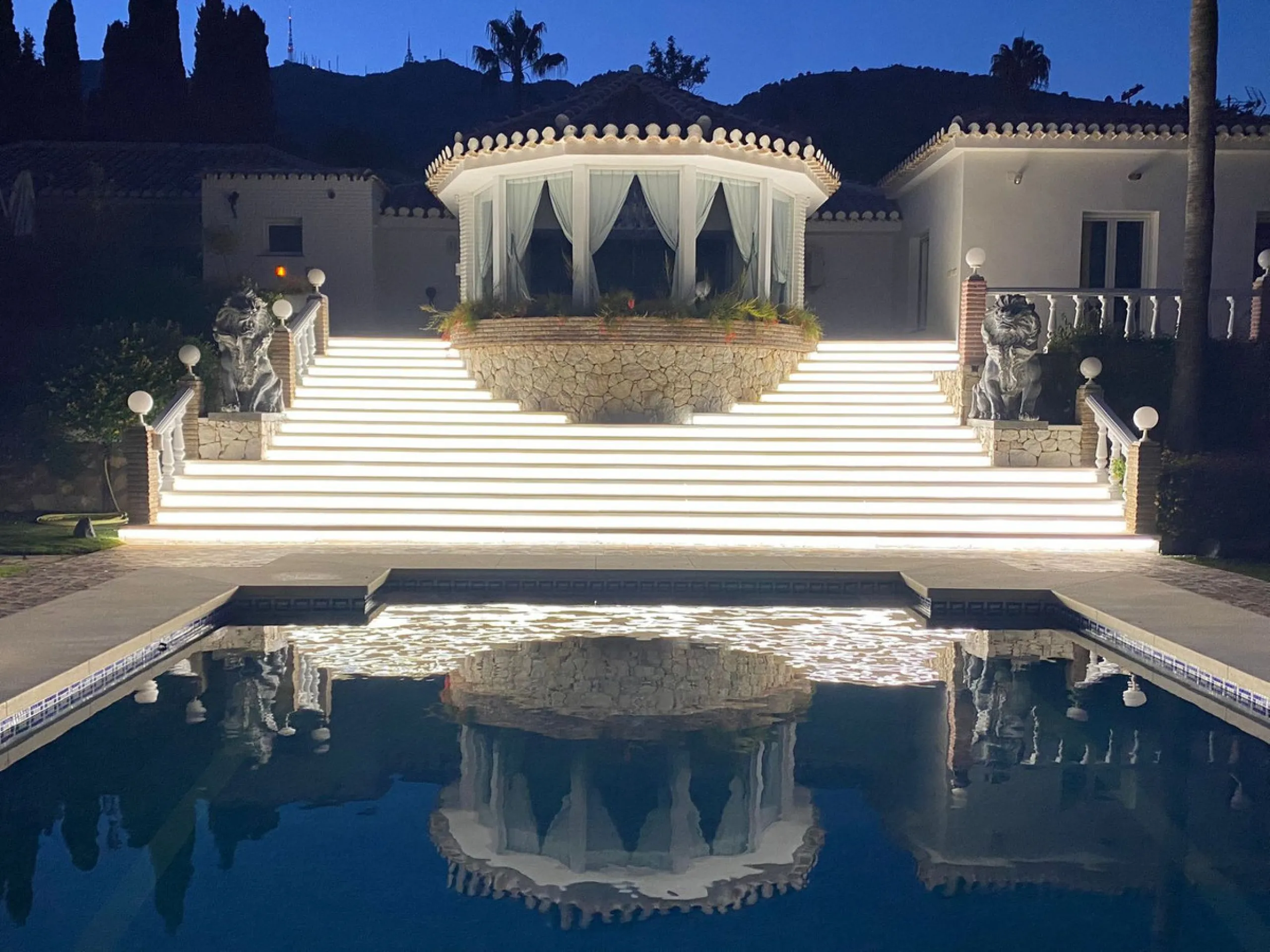 One Level Villa by world-famous architect Frank Lloyd Wright *. Ideal as a family home for  her, him and the children. The villa offers an incredible quality of life, plus a range of leisure, hobbies and sports all under one roof. Excellent location in a 