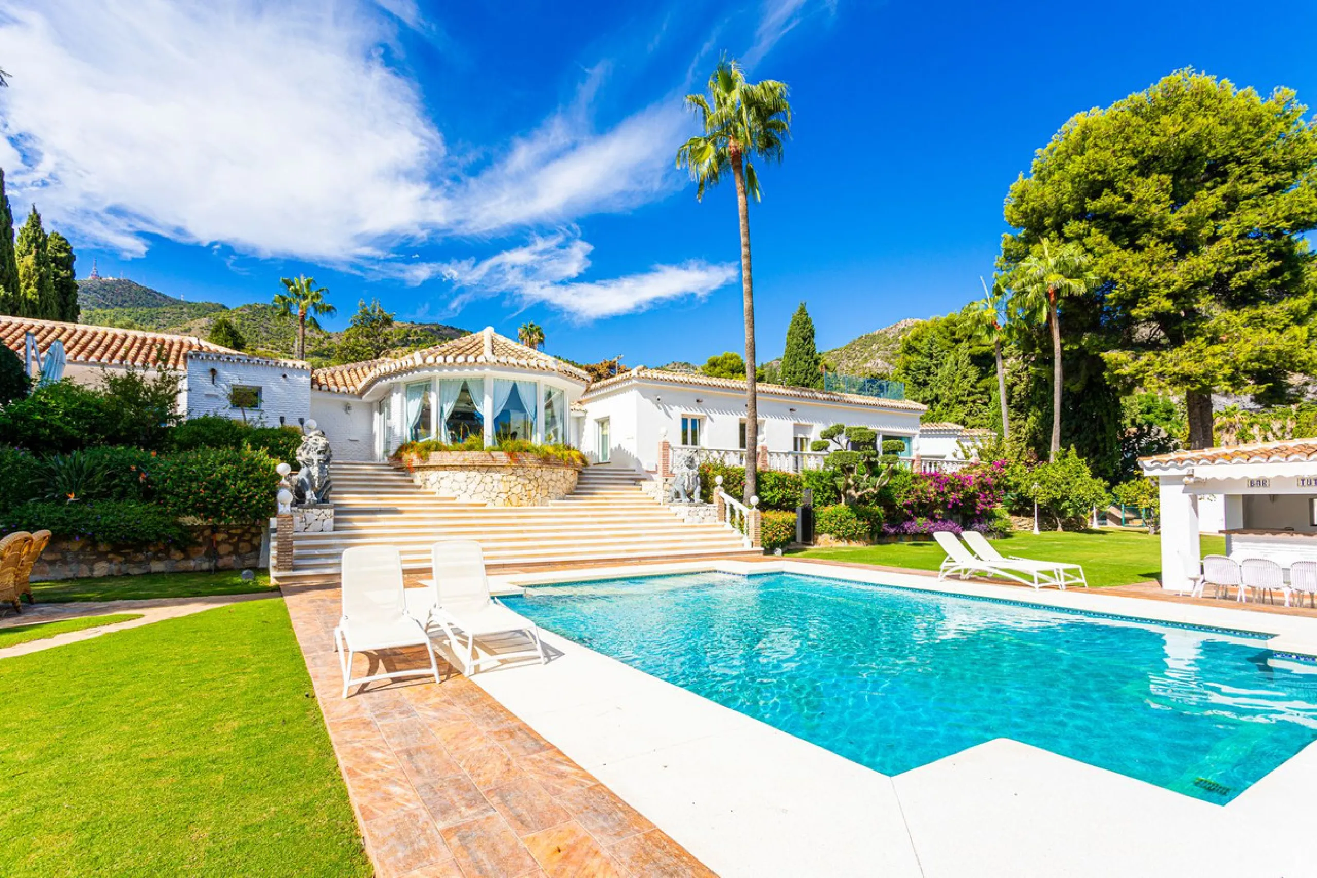 One Level Villa by world-famous architect Frank Lloyd Wright *. Ideal as a family home for  her, him and the children. The villa offers an incredible quality of life, plus a range of leisure, hobbies and sports all under one roof. Excellent location in a 
