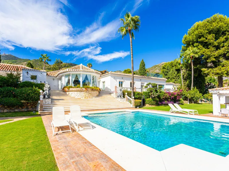 One Level Villa by world-famous architect Frank Lloyd Wright *. Ideal as a family home for  her, him and the children. The villa offers an incredible quality of life, plus a range of leisure, hobbies and sports all under one roof. Excellent location in a 