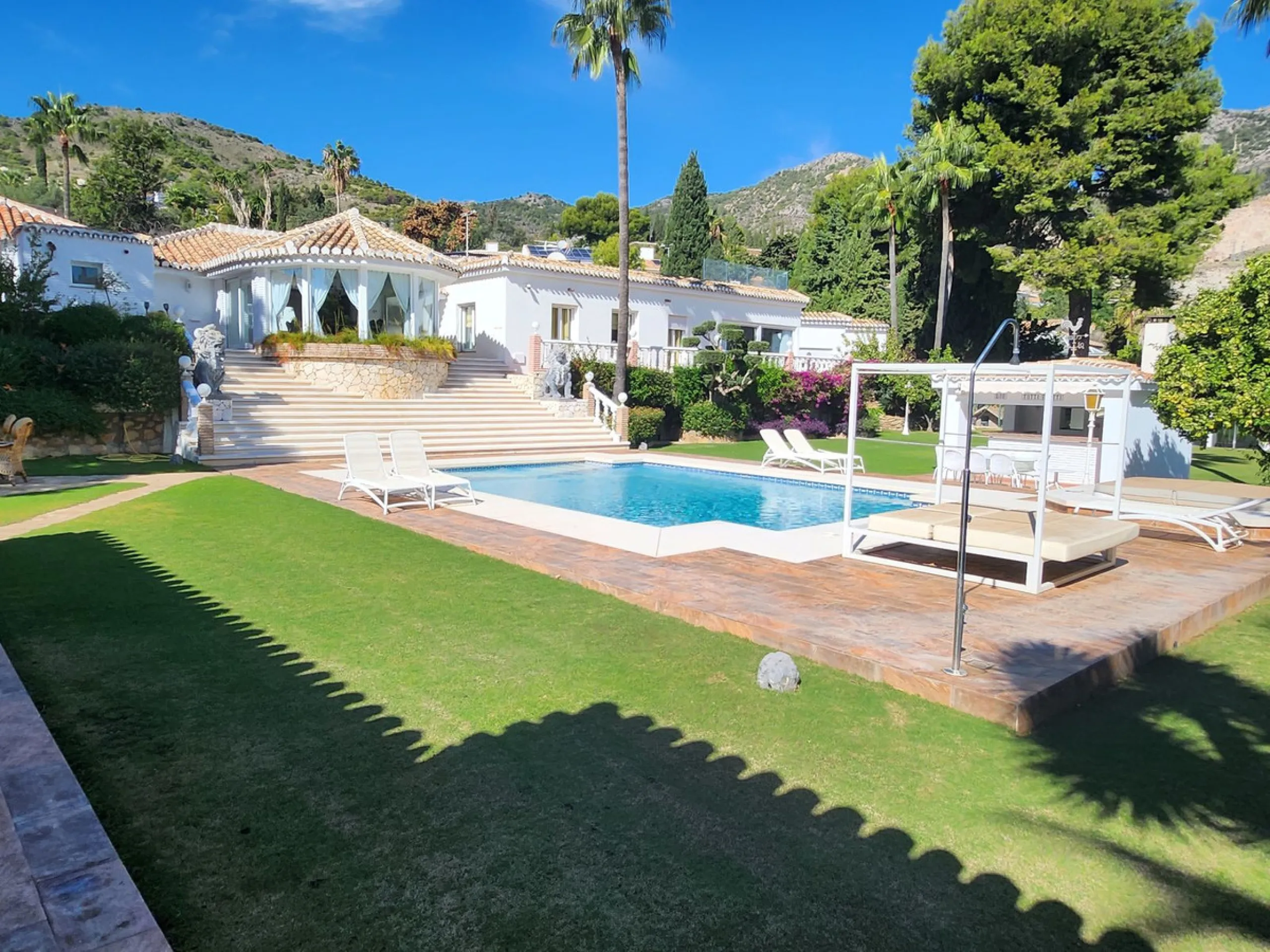 One Level Villa by world-famous architect Frank Lloyd Wright *. Ideal as a family home for  her, him and the children. The villa offers an incredible quality of life, plus a range of leisure, hobbies and sports all under one roof. Excellent location in a 
