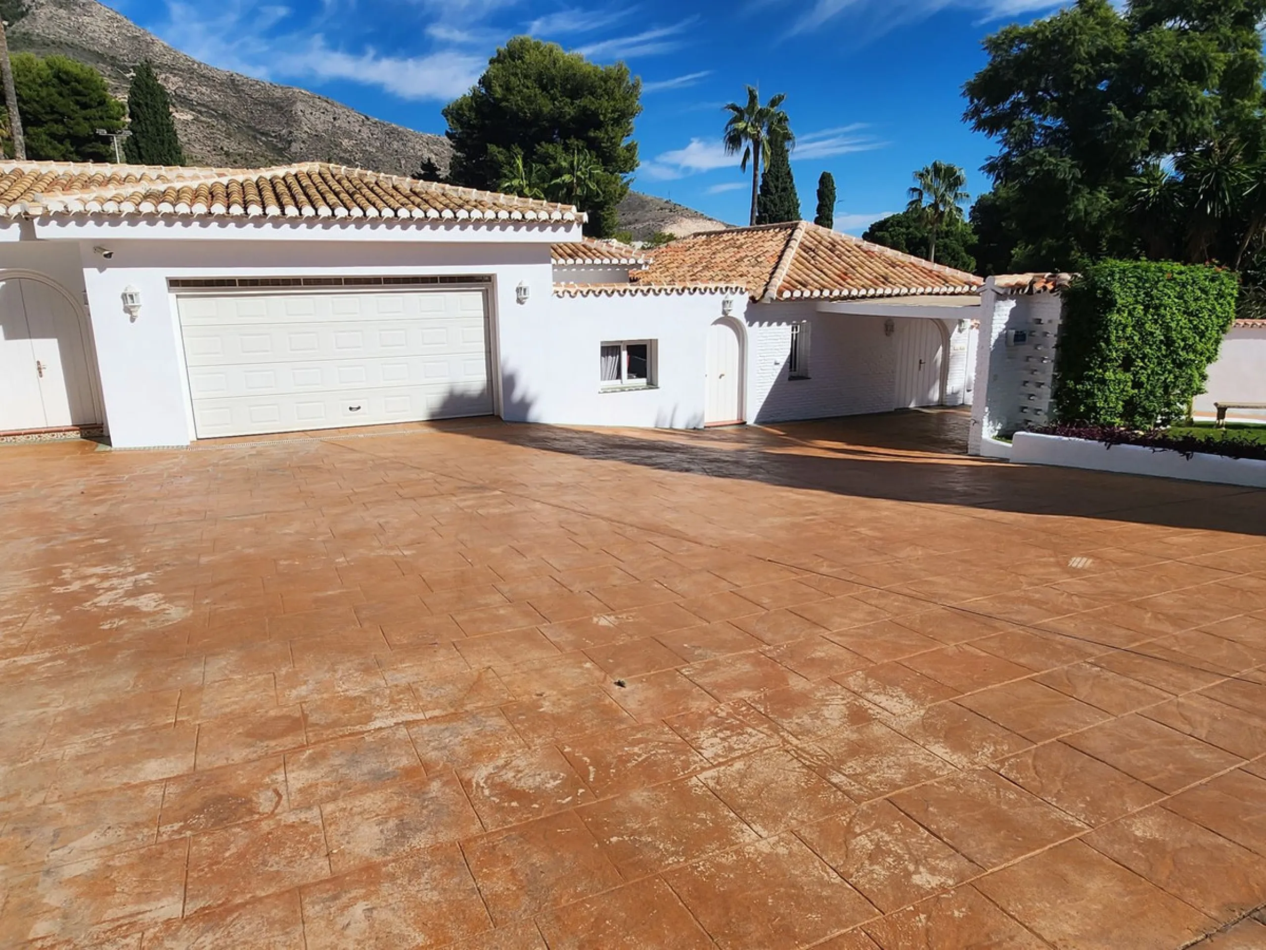 One Level Villa by world-famous architect Frank Lloyd Wright *. Ideal as a family home for  her, him and the children. The villa offers an incredible quality of life, plus a range of leisure, hobbies and sports all under one roof. Excellent location in a 