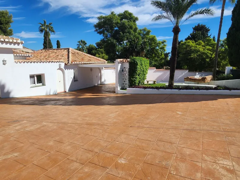 One Level Villa by world-famous architect Frank Lloyd Wright *. Ideal as a family home for  her, him and the children. The villa offers an incredible quality of life, plus a range of leisure, hobbies and sports all under one roof. Excellent location in a 