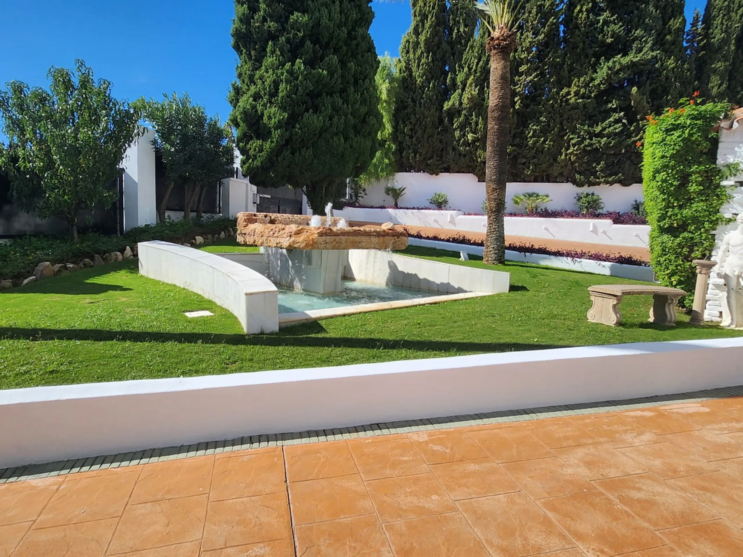 One Level Villa by world-famous architect Frank Lloyd Wright *. Ideal as a family home for  her, him and the children. The villa offers an incredible quality of life, plus a range of leisure, hobbies and sports all under one roof. Excellent location in a 