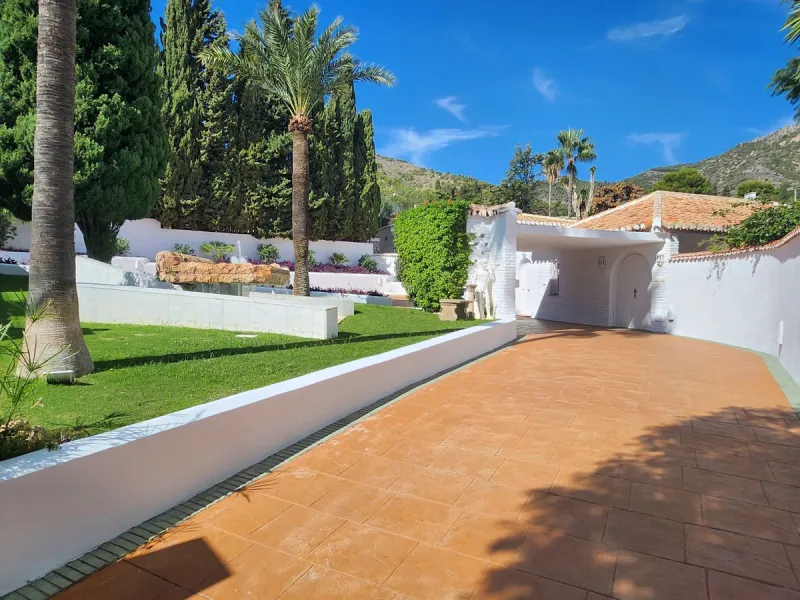 One Level Villa by world-famous architect Frank Lloyd Wright *. Ideal as a family home for  her, him and the children. The villa offers an incredible quality of life, plus a range of leisure, hobbies and sports all under one roof. Excellent location in a 