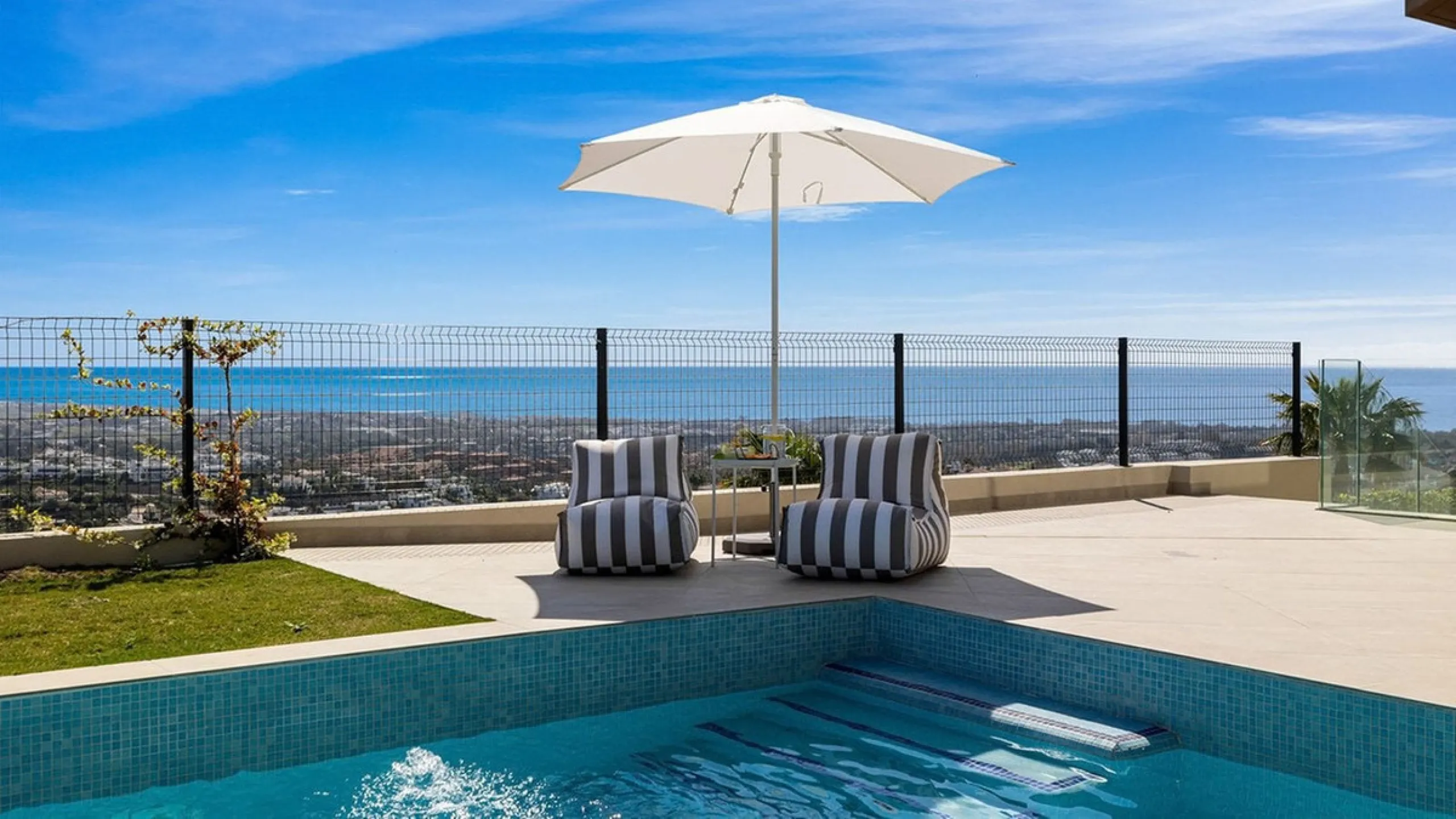 Contemporary villa with panoramic views of the Mediterranean and La Concha.
