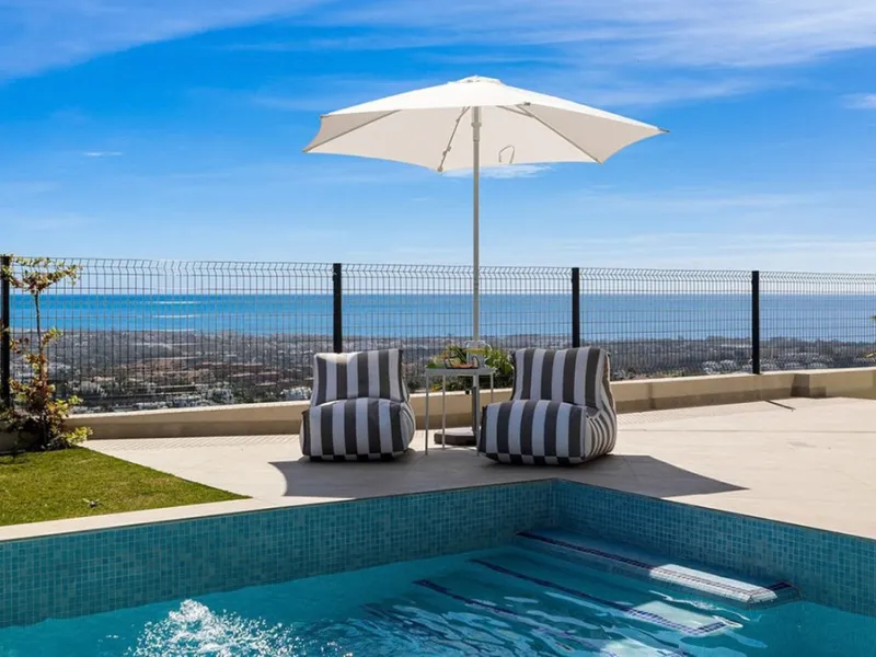 Contemporary villa with panoramic views of the Mediterranean and La Concha.