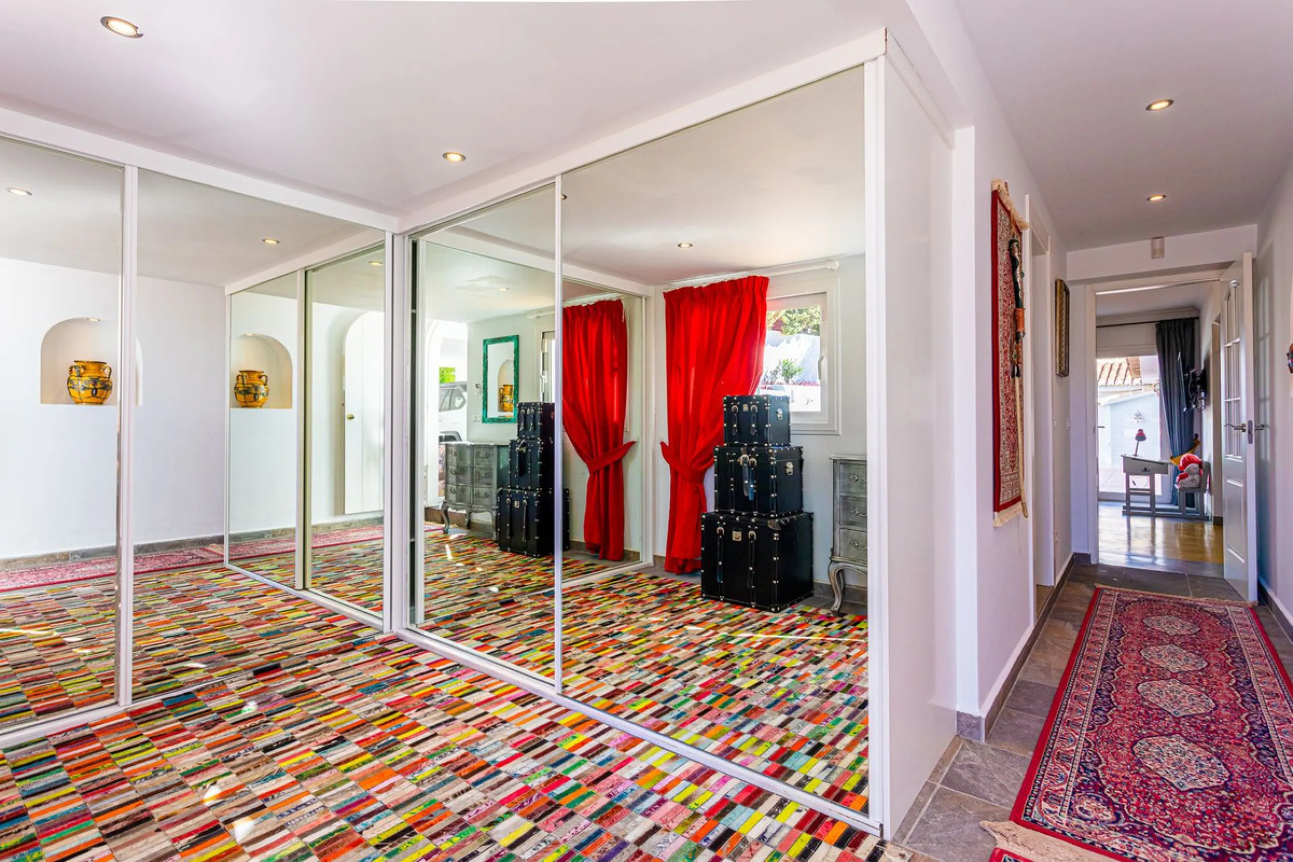 One Level Villa by world-famous architect Frank Lloyd Wright *. Ideal as a family home for  her, him and the children. The villa offers an incredible quality of life, plus a range of leisure, hobbies and sports all under one roof. Excellent location in a 