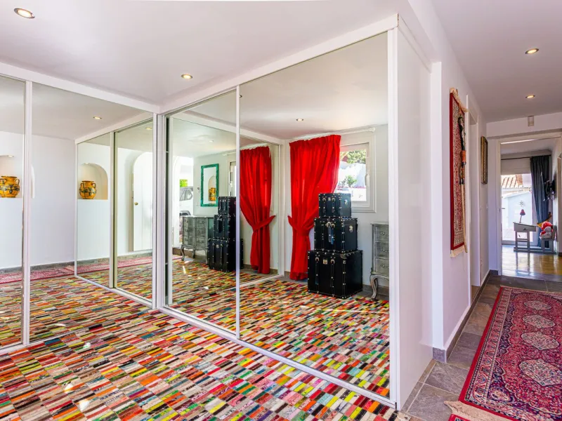 One Level Villa by world-famous architect Frank Lloyd Wright *. Ideal as a family home for  her, him and the children. The villa offers an incredible quality of life, plus a range of leisure, hobbies and sports all under one roof. Excellent location in a 