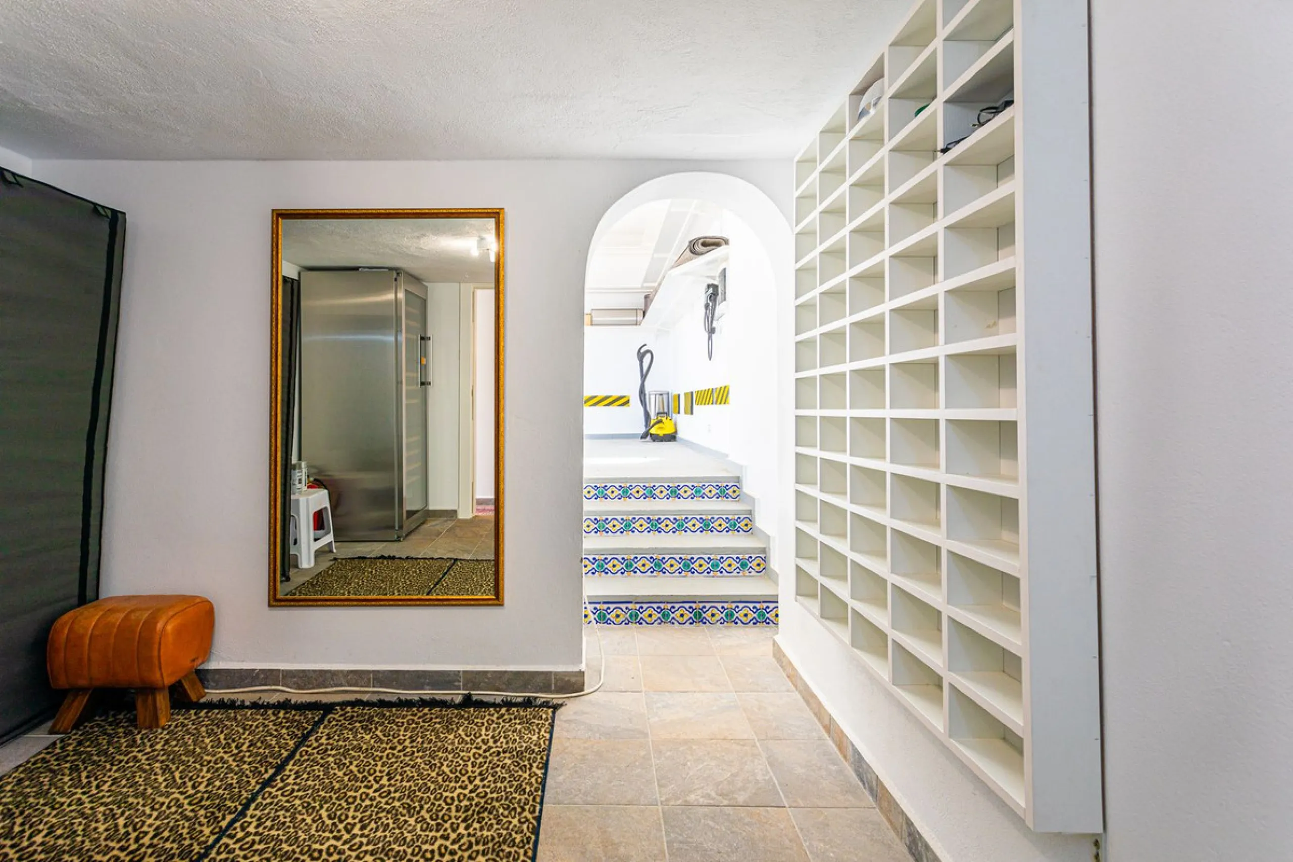 One Level Villa by world-famous architect Frank Lloyd Wright *. Ideal as a family home for  her, him and the children. The villa offers an incredible quality of life, plus a range of leisure, hobbies and sports all under one roof. Excellent location in a 