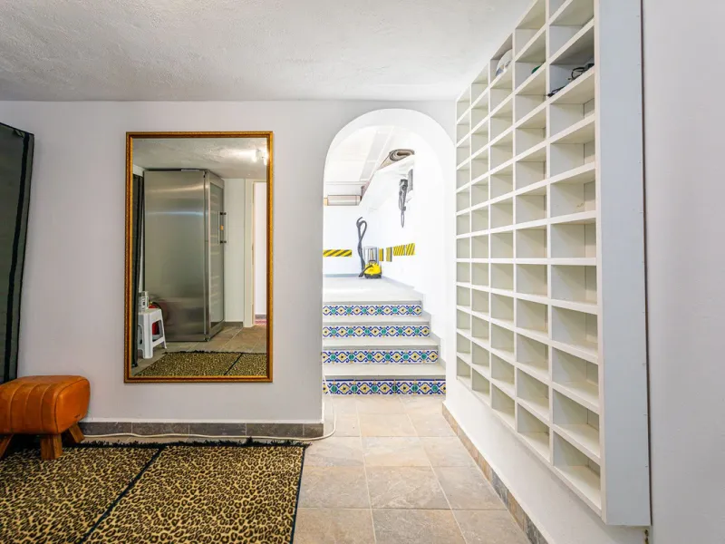 One Level Villa by world-famous architect Frank Lloyd Wright *. Ideal as a family home for  her, him and the children. The villa offers an incredible quality of life, plus a range of leisure, hobbies and sports all under one roof. Excellent location in a 