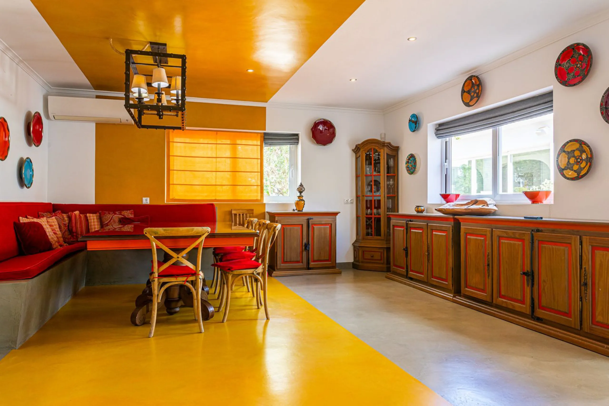 One Level Villa by world-famous architect Frank Lloyd Wright *. Ideal as a family home for  her, him and the children. The villa offers an incredible quality of life, plus a range of leisure, hobbies and sports all under one roof. Excellent location in a 