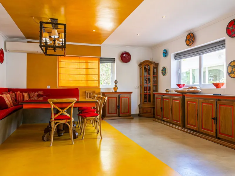 One Level Villa by world-famous architect Frank Lloyd Wright *. Ideal as a family home for  her, him and the children. The villa offers an incredible quality of life, plus a range of leisure, hobbies and sports all under one roof. Excellent location in a 