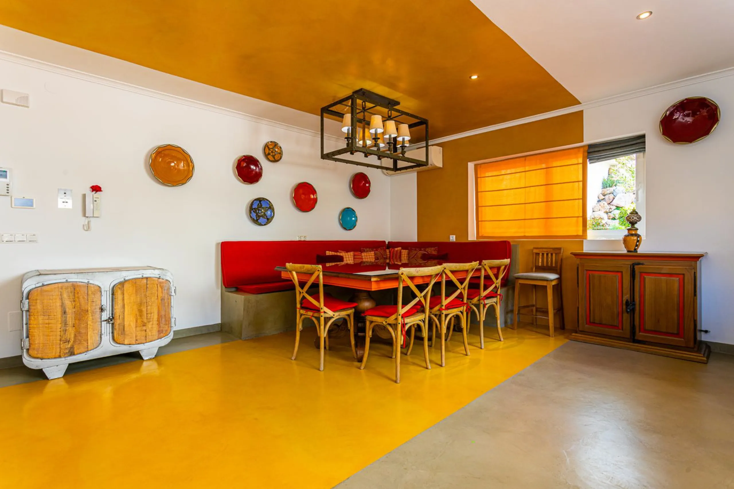 One Level Villa by world-famous architect Frank Lloyd Wright *. Ideal as a family home for  her, him and the children. The villa offers an incredible quality of life, plus a range of leisure, hobbies and sports all under one roof. Excellent location in a 
