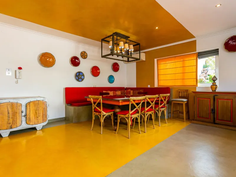 One Level Villa by world-famous architect Frank Lloyd Wright *. Ideal as a family home for  her, him and the children. The villa offers an incredible quality of life, plus a range of leisure, hobbies and sports all under one roof. Excellent location in a 