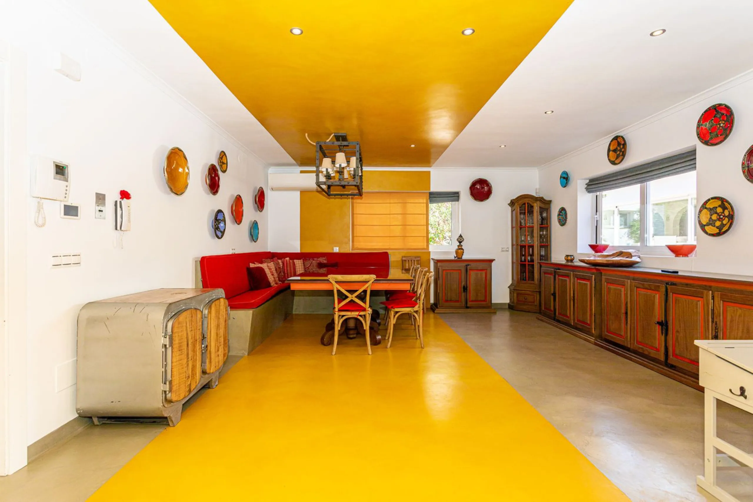 One Level Villa by world-famous architect Frank Lloyd Wright *. Ideal as a family home for  her, him and the children. The villa offers an incredible quality of life, plus a range of leisure, hobbies and sports all under one roof. Excellent location in a 