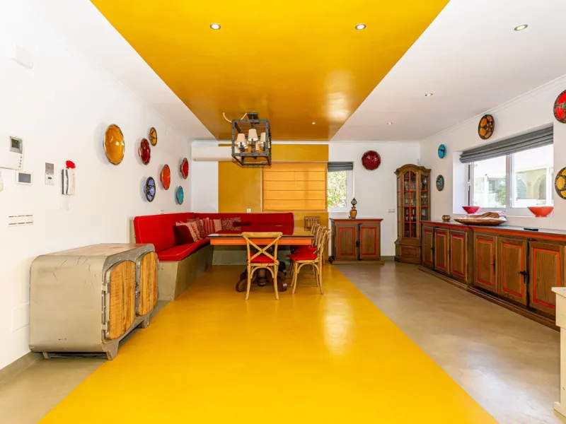 One Level Villa by world-famous architect Frank Lloyd Wright *. Ideal as a family home for  her, him and the children. The villa offers an incredible quality of life, plus a range of leisure, hobbies and sports all under one roof. Excellent location in a 