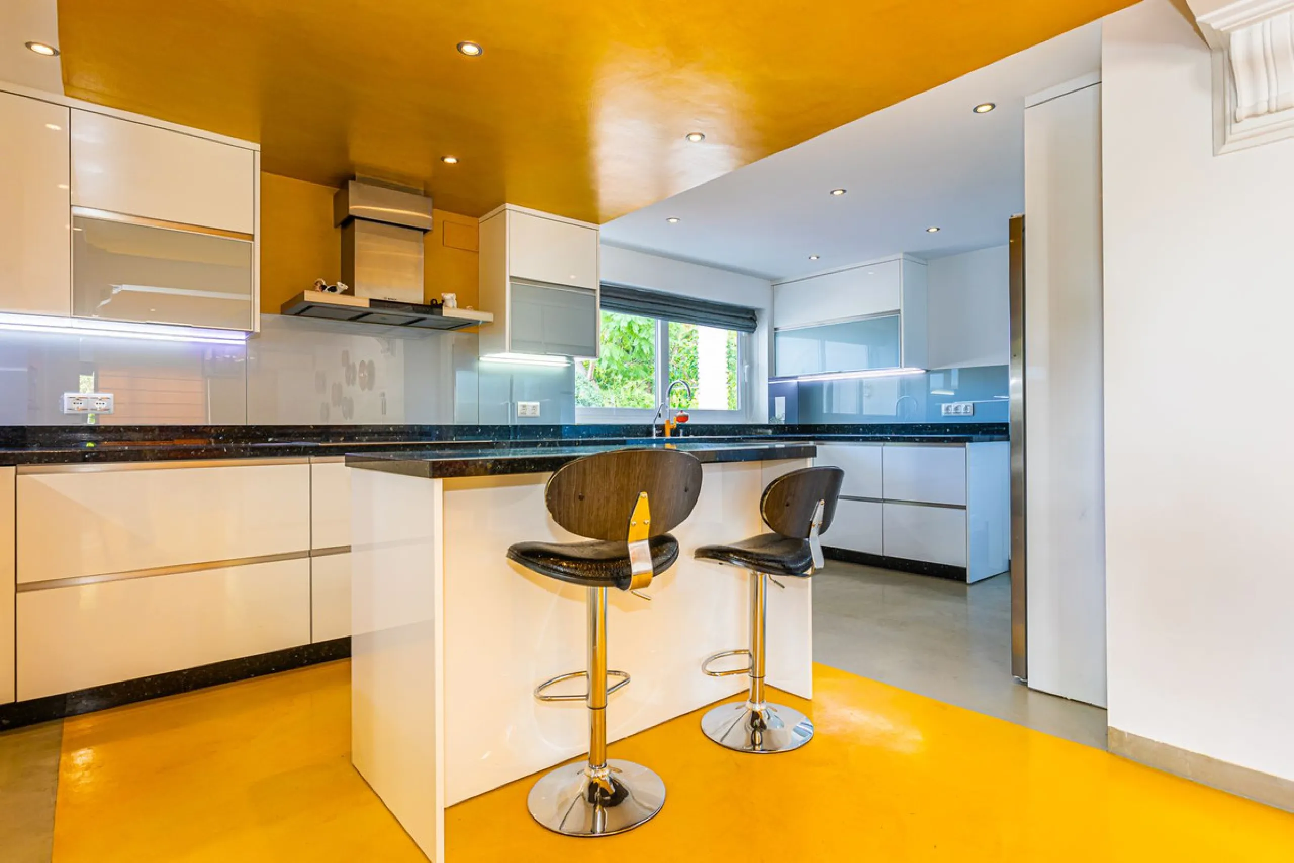 One Level Villa by world-famous architect Frank Lloyd Wright *. Ideal as a family home for  her, him and the children. The villa offers an incredible quality of life, plus a range of leisure, hobbies and sports all under one roof. Excellent location in a 