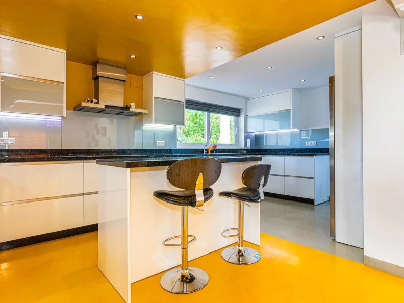 One Level Villa by world-famous architect Frank Lloyd Wright *. Ideal as a family home for  her, him and the children. The villa offers an incredible quality of life, plus a range of leisure, hobbies and sports all under one roof. Excellent location in a 