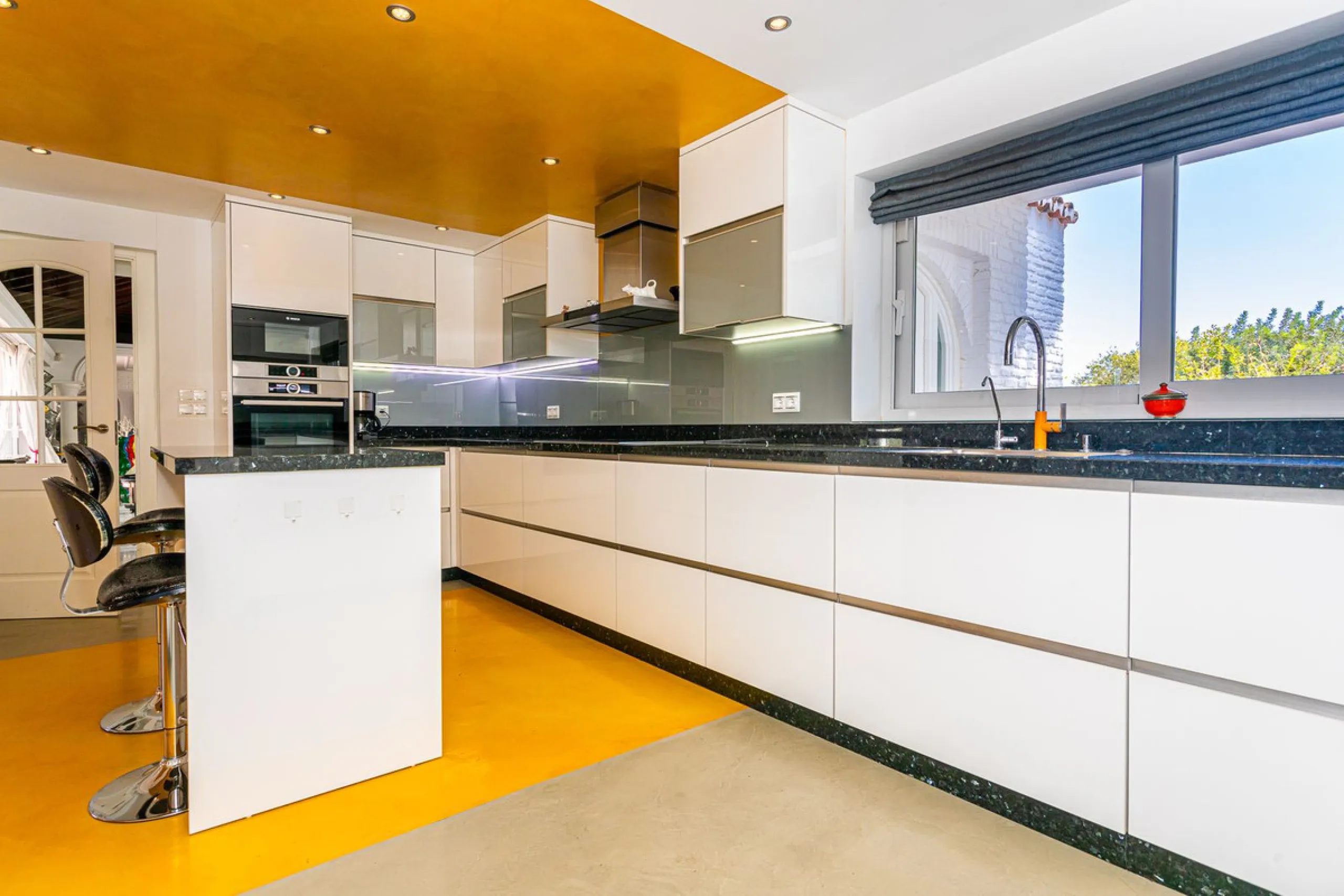 One Level Villa by world-famous architect Frank Lloyd Wright *. Ideal as a family home for  her, him and the children. The villa offers an incredible quality of life, plus a range of leisure, hobbies and sports all under one roof. Excellent location in a 
