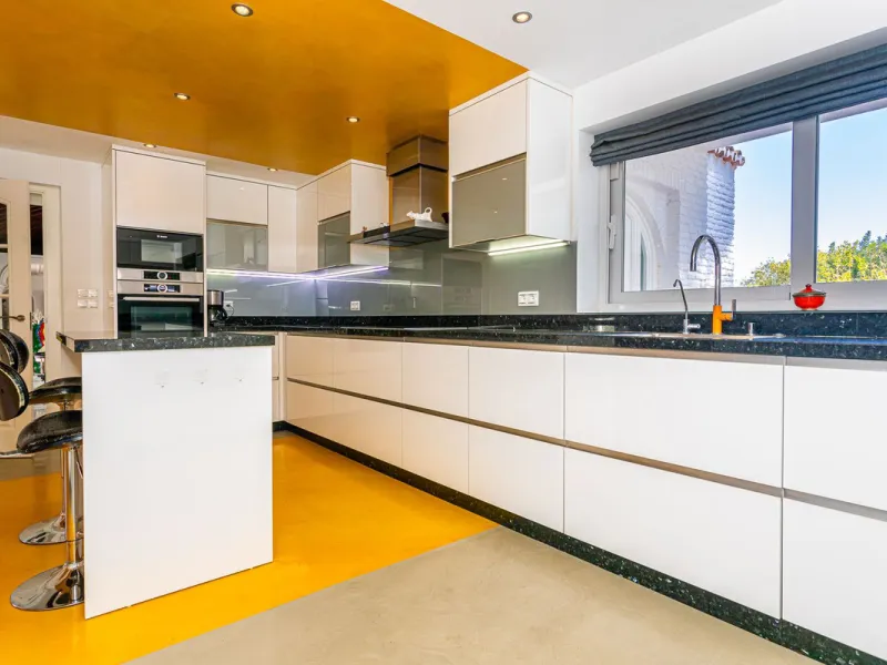 One Level Villa by world-famous architect Frank Lloyd Wright *. Ideal as a family home for  her, him and the children. The villa offers an incredible quality of life, plus a range of leisure, hobbies and sports all under one roof. Excellent location in a 