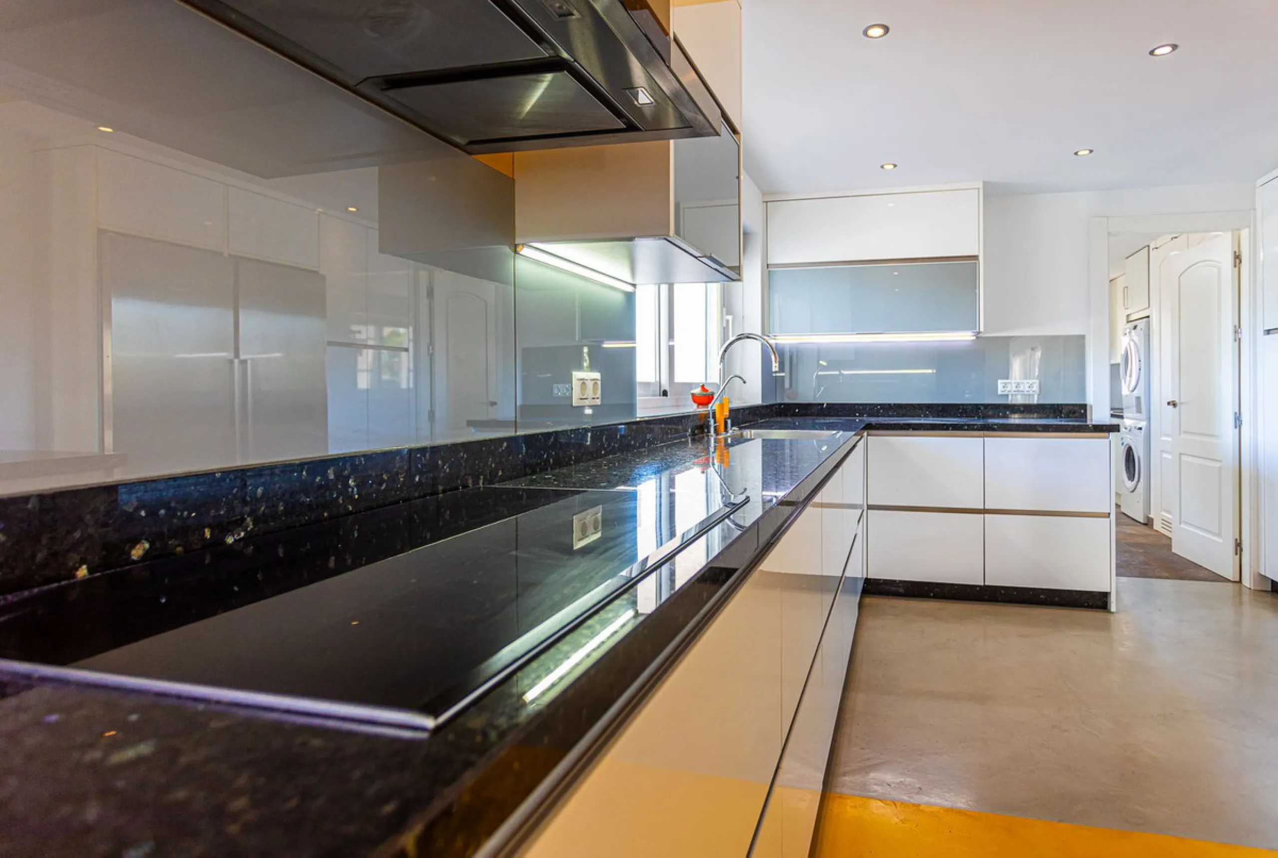 One Level Villa by world-famous architect Frank Lloyd Wright *. Ideal as a family home for  her, him and the children. The villa offers an incredible quality of life, plus a range of leisure, hobbies and sports all under one roof. Excellent location in a 
