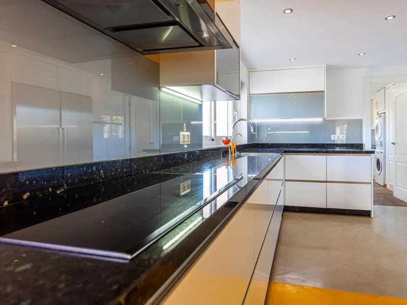 One Level Villa by world-famous architect Frank Lloyd Wright *. Ideal as a family home for  her, him and the children. The villa offers an incredible quality of life, plus a range of leisure, hobbies and sports all under one roof. Excellent location in a 