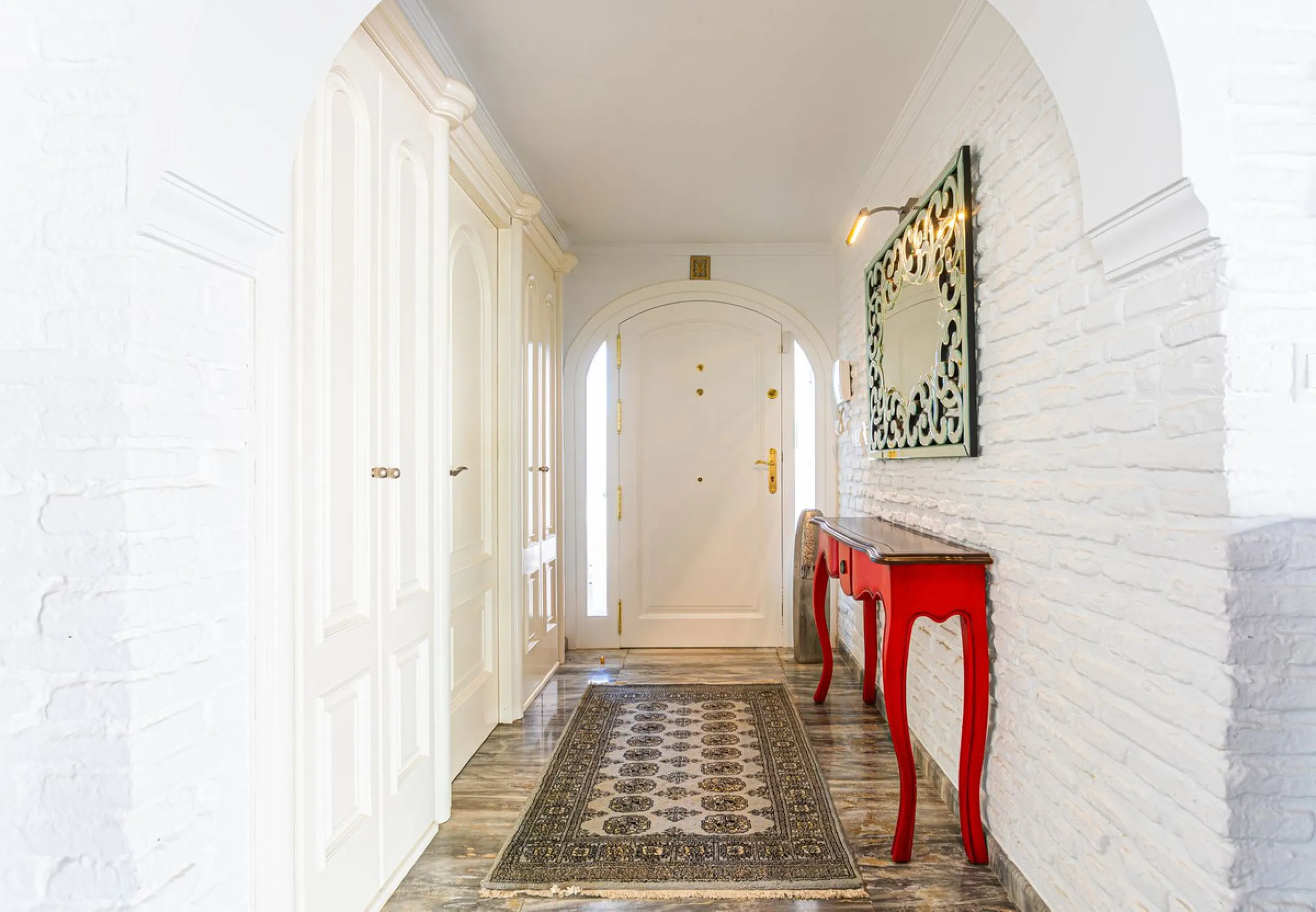 One Level Villa by world-famous architect Frank Lloyd Wright *. Ideal as a family home for  her, him and the children. The villa offers an incredible quality of life, plus a range of leisure, hobbies and sports all under one roof. Excellent location in a 