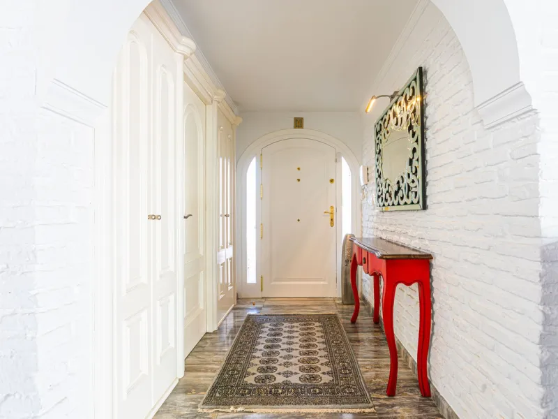 One Level Villa by world-famous architect Frank Lloyd Wright *. Ideal as a family home for  her, him and the children. The villa offers an incredible quality of life, plus a range of leisure, hobbies and sports all under one roof. Excellent location in a 