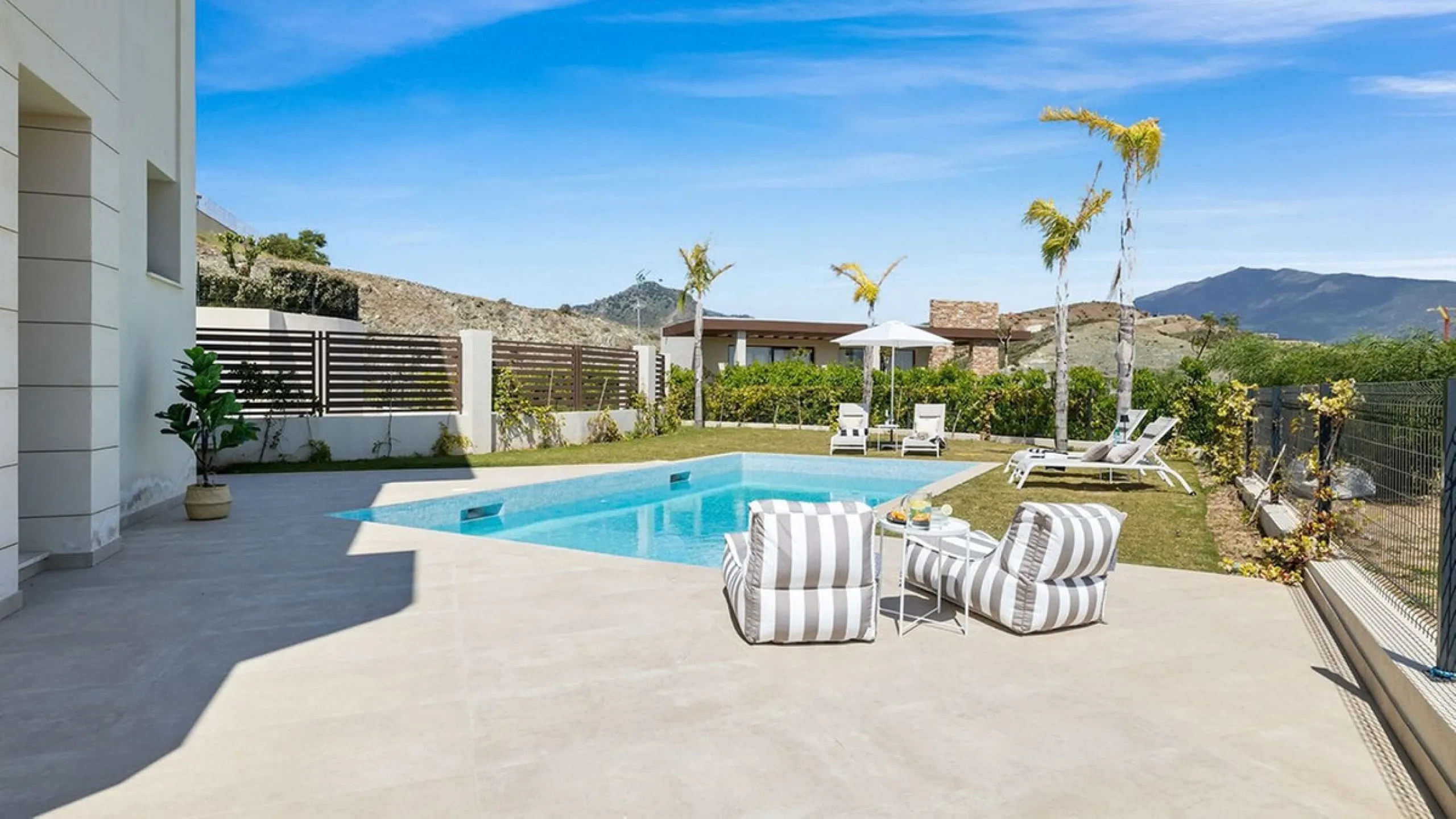 Contemporary villa with panoramic views of the Mediterranean and La Concha.